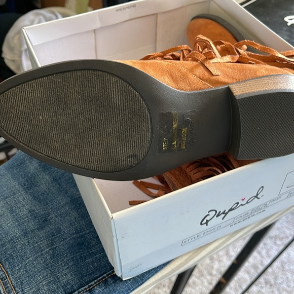 QUPID Fringe Booties Color Rust Oil Finish Faux Suede material. Size 7. - Picture 8 of 9